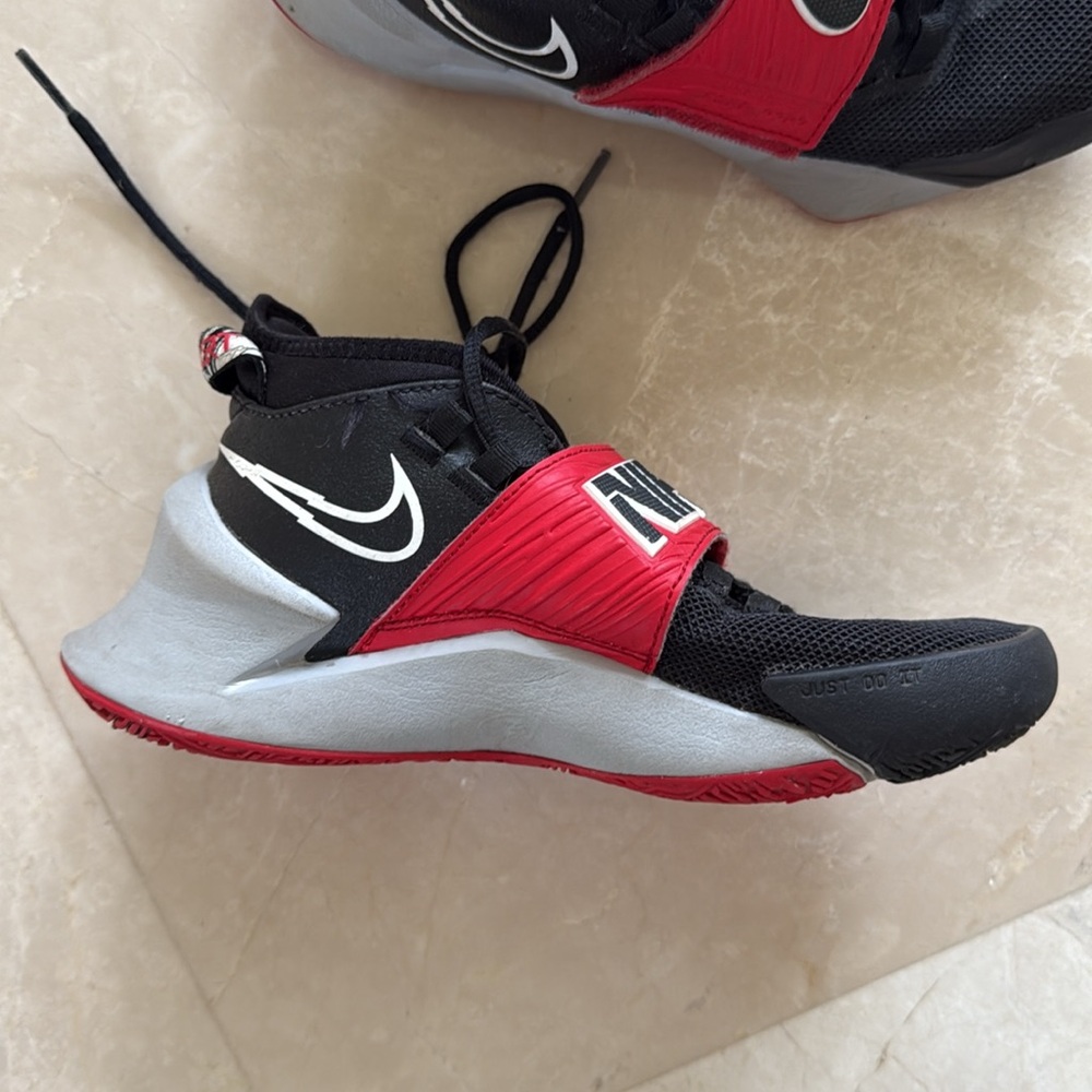 Nike - Picture 4 of 6